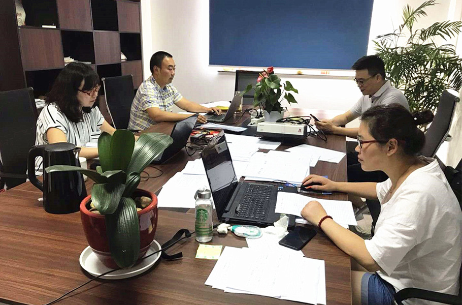 審核組成員在能達環(huán)境相關(guān)部門負責(zé)人的陪同下，正在進行相關(guān)審核工作2