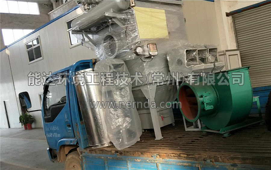 能達濾筒除塵設備已經包裝完畢正在進行裝車