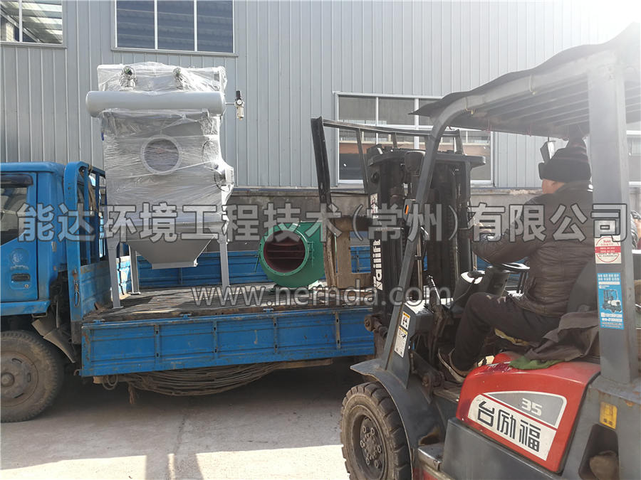 DATC-5500型濾筒除塵設備運往現場后正在進行卸貨工作
