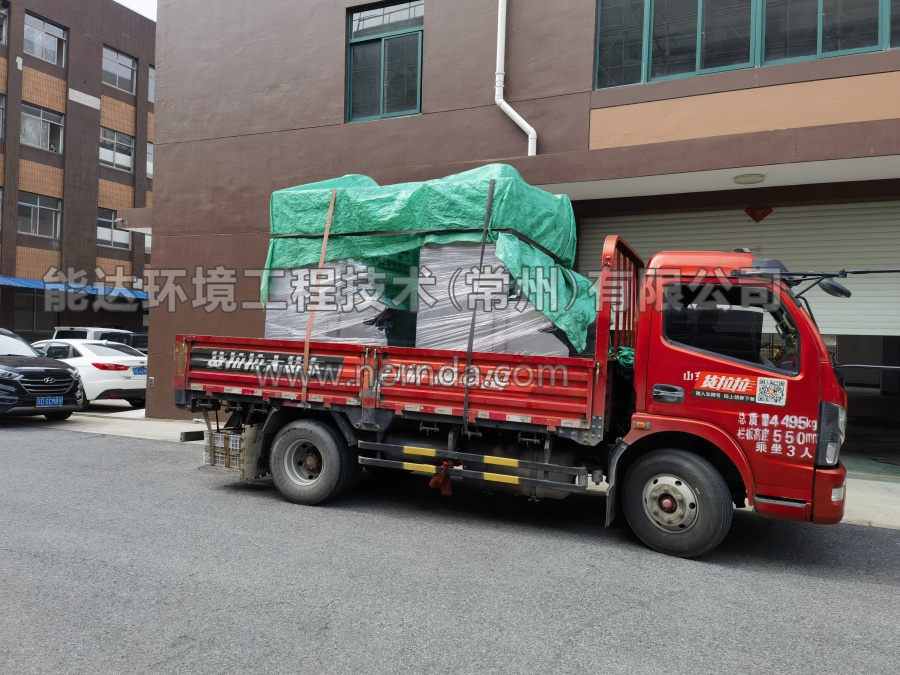 防爆濕式除塵工作臺(tái)裝車發(fā)貨照3