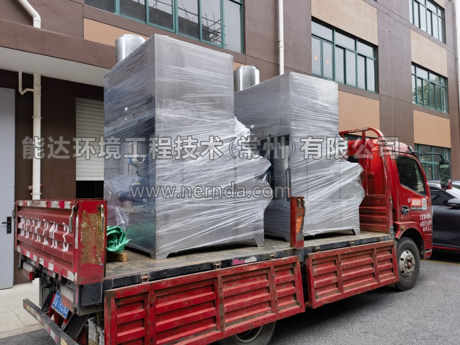 防爆濕式除塵工作臺(tái)裝車發(fā)貨照2