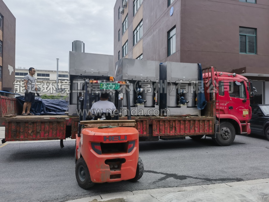 防爆濕式除塵工作臺(tái)裝車發(fā)貨照1